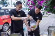 5元盒饭两荤一素一汤米饭管够 温暖人心的善举