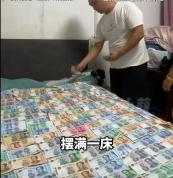 男子每天存40元给媳妇买手机 戒烟换来的浪漫礼物
