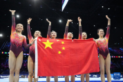 中国国家队祝贺体操女团夺冠 荣耀时刻庆祝胜利