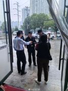 女子被骗收百万假存折 取钱时银行报警 骗局被识破