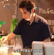 00后摊主凭颜值带火夜市增收超3万 网友：原来长得帅真能当饭吃