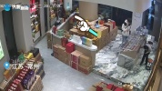 男子偷酒误入失主回收店销赃 盗贼自投罗网