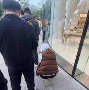 博主手撕iPhone Duo磨砂膜 徒手操作需谨慎
