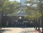 iPhoneDuo仅被加价2000回收 首销现场挤满“黄牛”