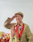 两位九旬女兵跨世纪再同框 胸标相邻情谊长存
