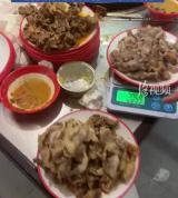 顾客吃自助被扣50元押金给差评 浪费食物引争议