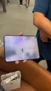 iPhoneDuo屏幕开裂 新机数次开合后现裂痕