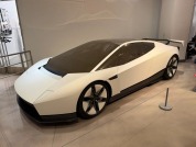 新款Roadster在彼得森汽车博物馆展出 公众近距离观赏机会难得