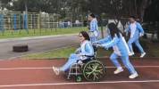 8名女生轮流推轮椅陪同学跑步 友谊见证青春模样