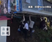 印度一巴士行驶中失控打滑 在悬崖边被一颗树卡住 30名乘客奇迹生还