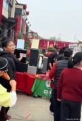 新娘出阁宴设小吃摊 亲友合力添喜气
