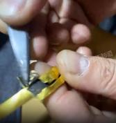 女子金镯内掏出黑色蜡状物质 3D硬金工艺引热议
