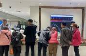 金价跌回8字头 有人直奔柜台买金条 黄金投资热度再起