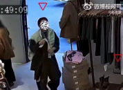 监控拍下一女子手脚并用偷包全程：先扔地上再踢到店外