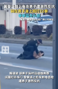 现场：美国警察骑男子身上猛击头部22拳