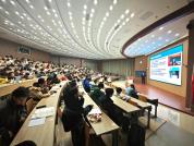 媒体谈高校“讨好型”教学现象 制度下的行为扭曲