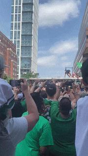 绿军夺冠游行现场：塔图姆狂喝香槟布朗扔球，百万球迷共狂欢