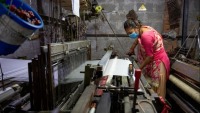 नेपाली खास्टो कारखानामा व्यस्त मजदुरहरू