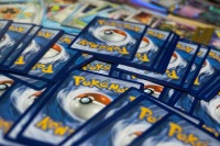 英国男子靠着童年宝可梦卡神救援 賺到几十万結婚基金