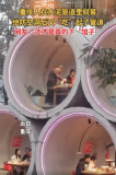 重庆人在水泥管道里就餐：真正的下“管子”一桌一管安静舒适