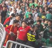 中超球迷冲突 浙江球迷打晕上港球迷还竖中指辱骂