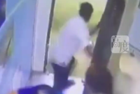 印度一男子试图抢夺一名女旅客的项链，当场摔下火车生死不明