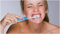 晚上不刷牙就睡觉或面临4个后果，4个坏习惯加速牙齿损坏