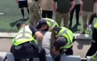 乌克兰强制征兵现场：征兵官员突袭足球场，欲在现场强行拉走球员