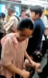 广州地铁男子神反应救下被夹女孩 英雄乘客秒救援！