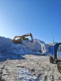 鹤岗清雪员已扫一周雪 积雪如山清理难