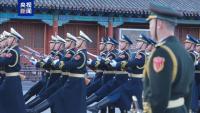 国旗护卫队和军乐团送上新年祝福 训练间隙传递温暖问候