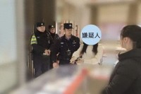 女子抱娃逛金店偷走金手镯 30分钟落网