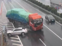 小車高速壓線變道遭半掛車追尾險(xiǎn)被碾壓