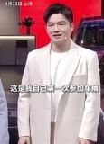 樊振东第一次参加车展 帅气亮相引发热烈反响