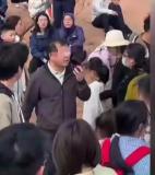 男子海邊與孩子失散急到扇自己巴掌 虛驚一場(chǎng)引反思
