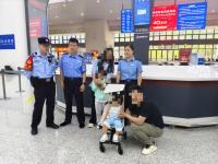 父母睡過頭5歲娃帶妹下高鐵 民警化身“寵爸”安撫
