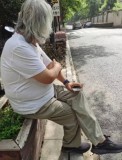 張紀(jì)中撞車：我不會跑 我是張紀(jì)中 送娃后處理事故
