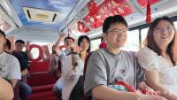 武漢5201314公交接情侶領證 浪漫之旅倡低碳