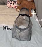 女生在宿舍用防水袋装床上垃圾：能清洗重复使用，安全性高