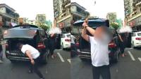 奔馳司機(jī)別車后用高爾夫球桿猛砸車 路怒癥引發(fā)熱議