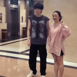 王楚欽與女粉絲合影手立馬放背后,，妥妥的男德模范生！