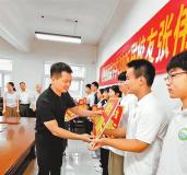 救人英雄張偉將慰問金捐給母校 設(shè)立專項(xiàng)助學(xué)金