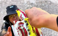 男子车坏在无人区断粮好几天 拦停路过车辆寻求帮助