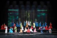 陈丽君成都首演再现滚楼梯名场面 创新演绎震撼观众