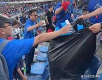 “苏超”球迷赛后自觉带走垃圾 文明素质展现