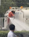 2人在行駛的灑水車(chē)尾打架 環(huán)衛(wèi)工與綠化員沖突