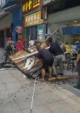 奶茶店招牌掉落砸中過路女子 傷者已獲及時(shí)救治