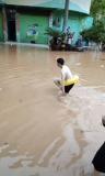 中考生遇暴雨游到考场 当地用备用卷 考生顺利应考