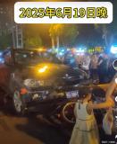 福建省南安當(dāng)?shù)鼗貞?yīng)車主強(qiáng)行沖卡后撞倒行人