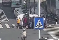 車輛側(cè)翻司機(jī)被困 熱心群眾合力救援